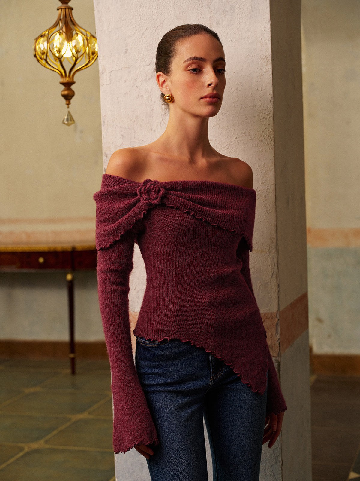 Asymmetrisches, gerafftes Blumenstricktop mit Salatsaum