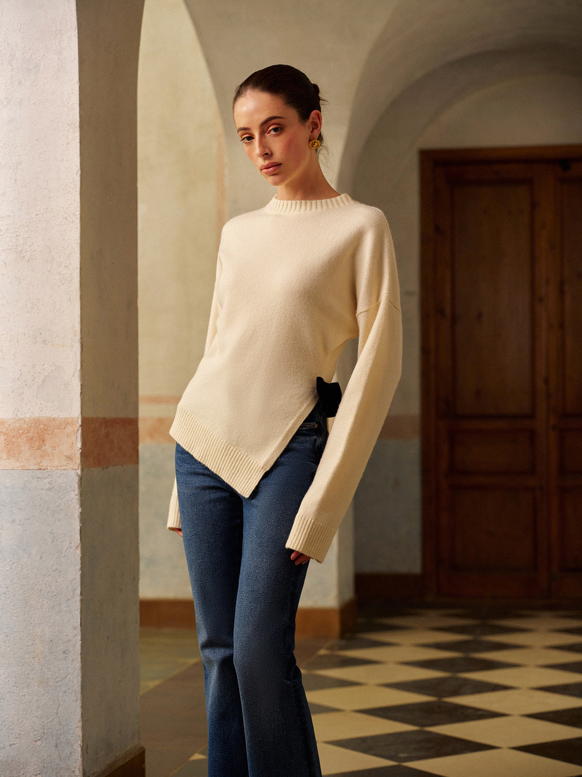 Pull fendu très extensible orné d'un nœud