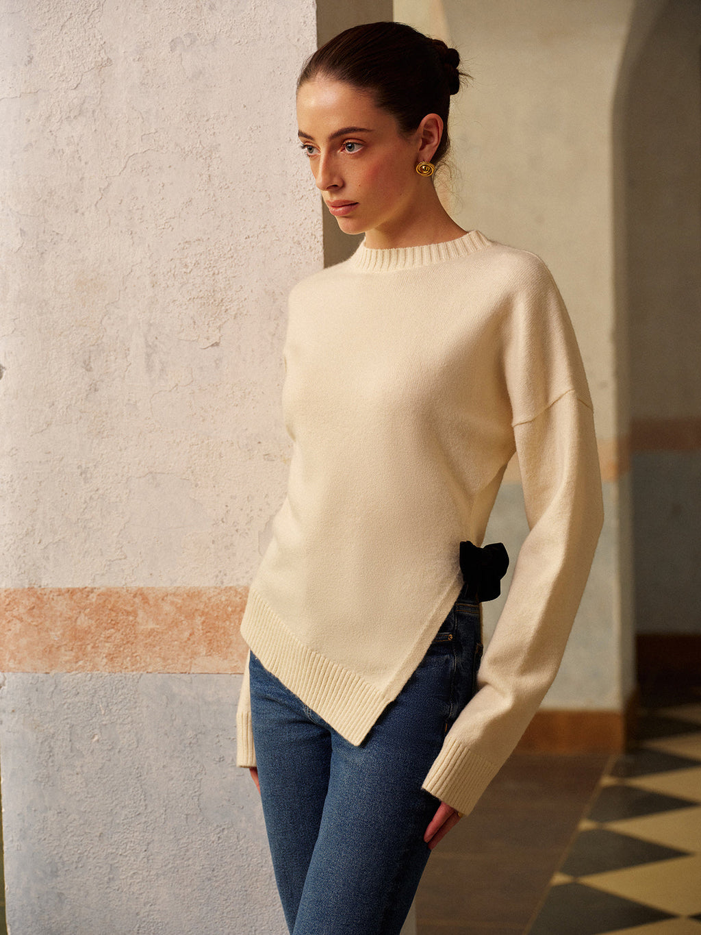 Pull fendu très extensible orné d'un nœud