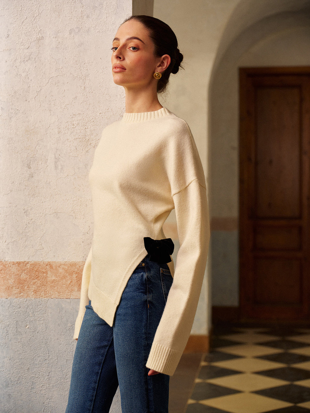 Pull fendu très extensible orné d'un nœud