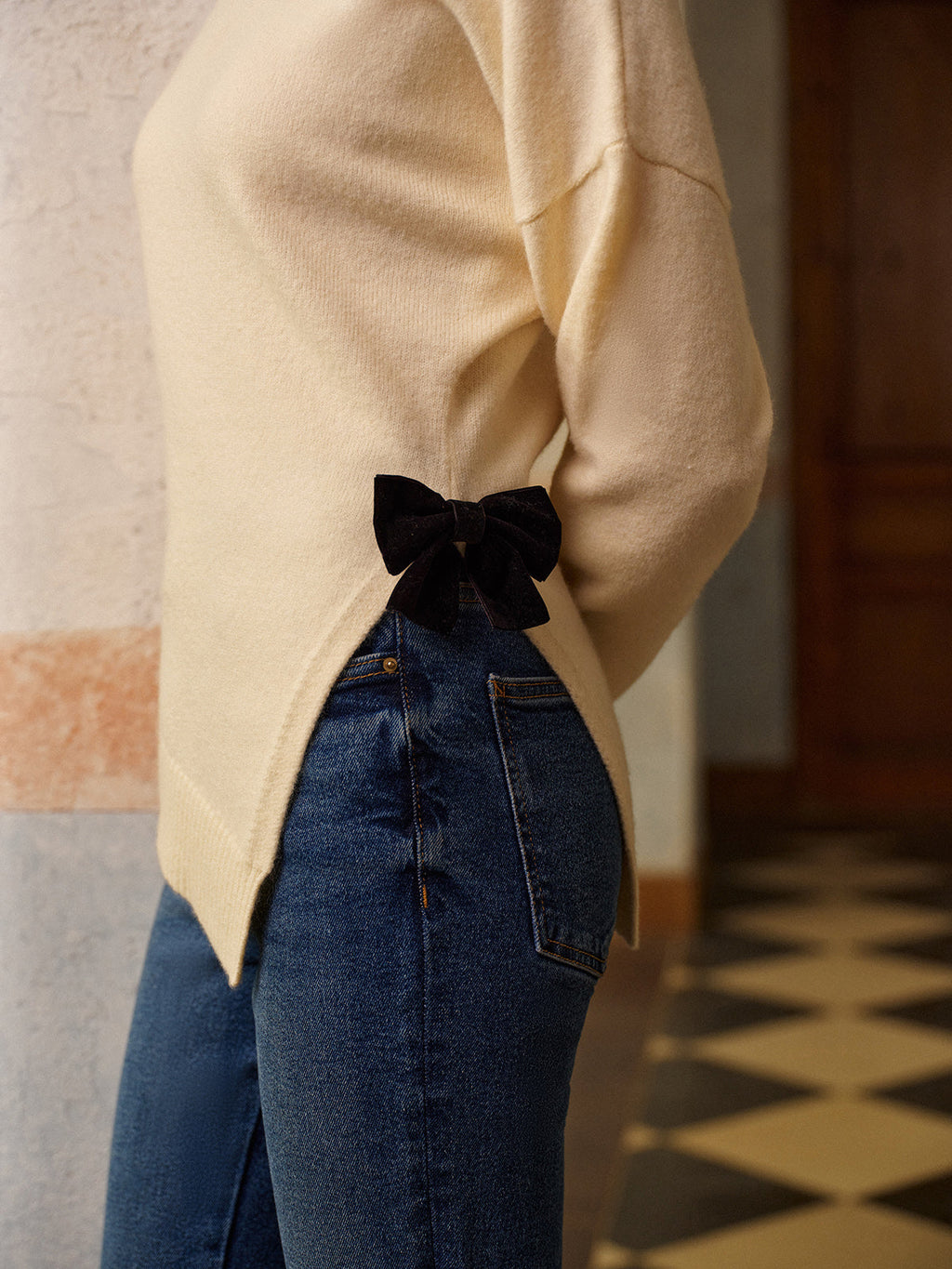 Pull fendu très extensible orné d'un nœud