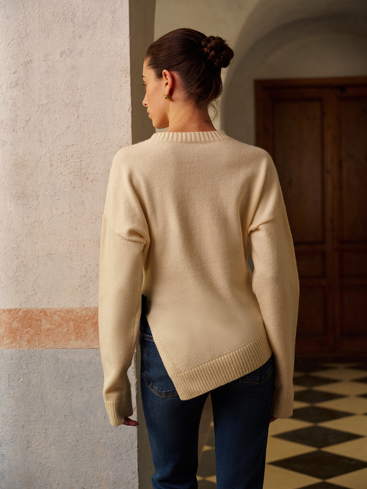 Pull fendu très extensible orné d'un nœud