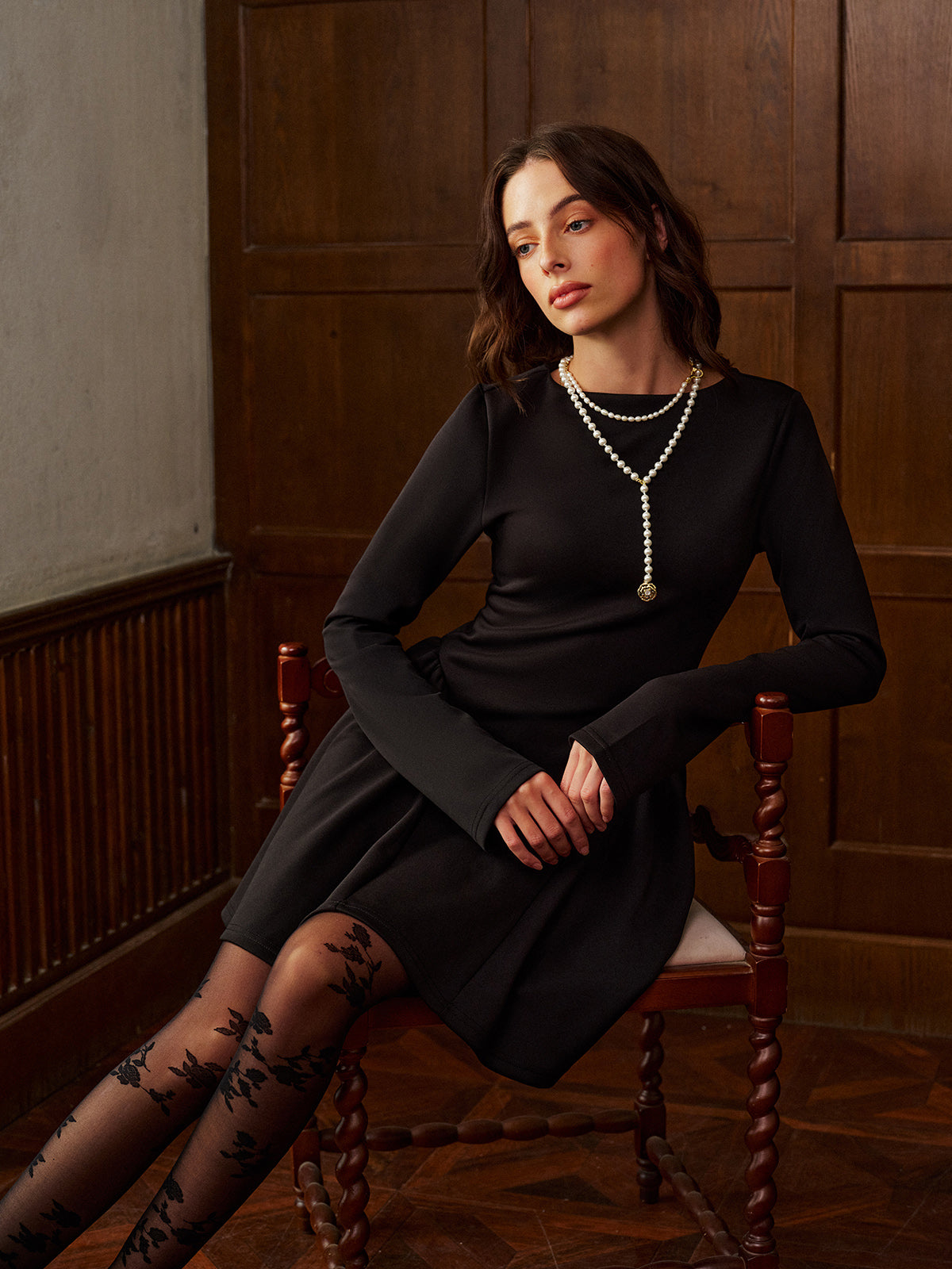 Robe courte plissée à manches longues unie