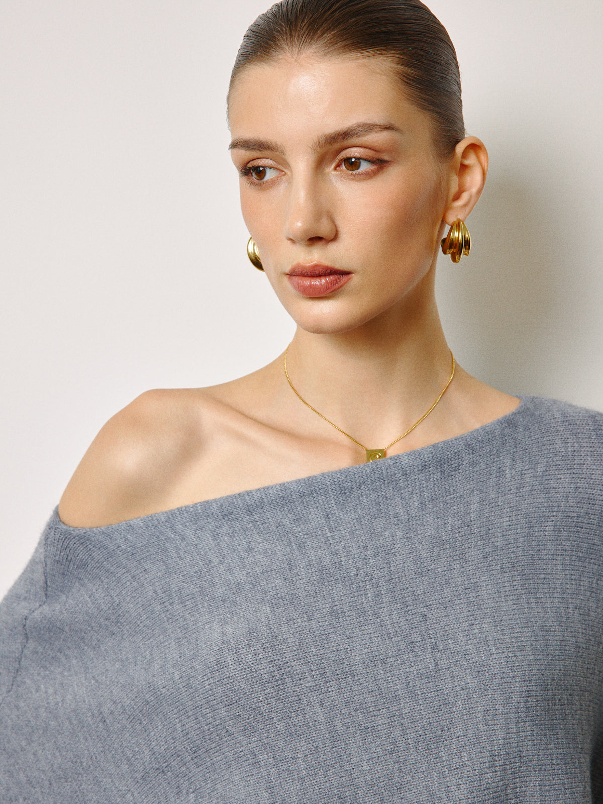 Pull oversize à col asymétrique et manches gigot 