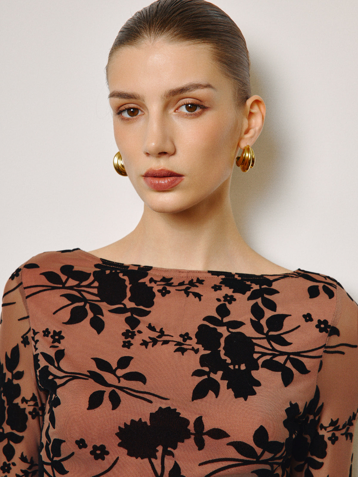 Halbtransparentes kurzes Kleid mit beflocktem Blumenmuster