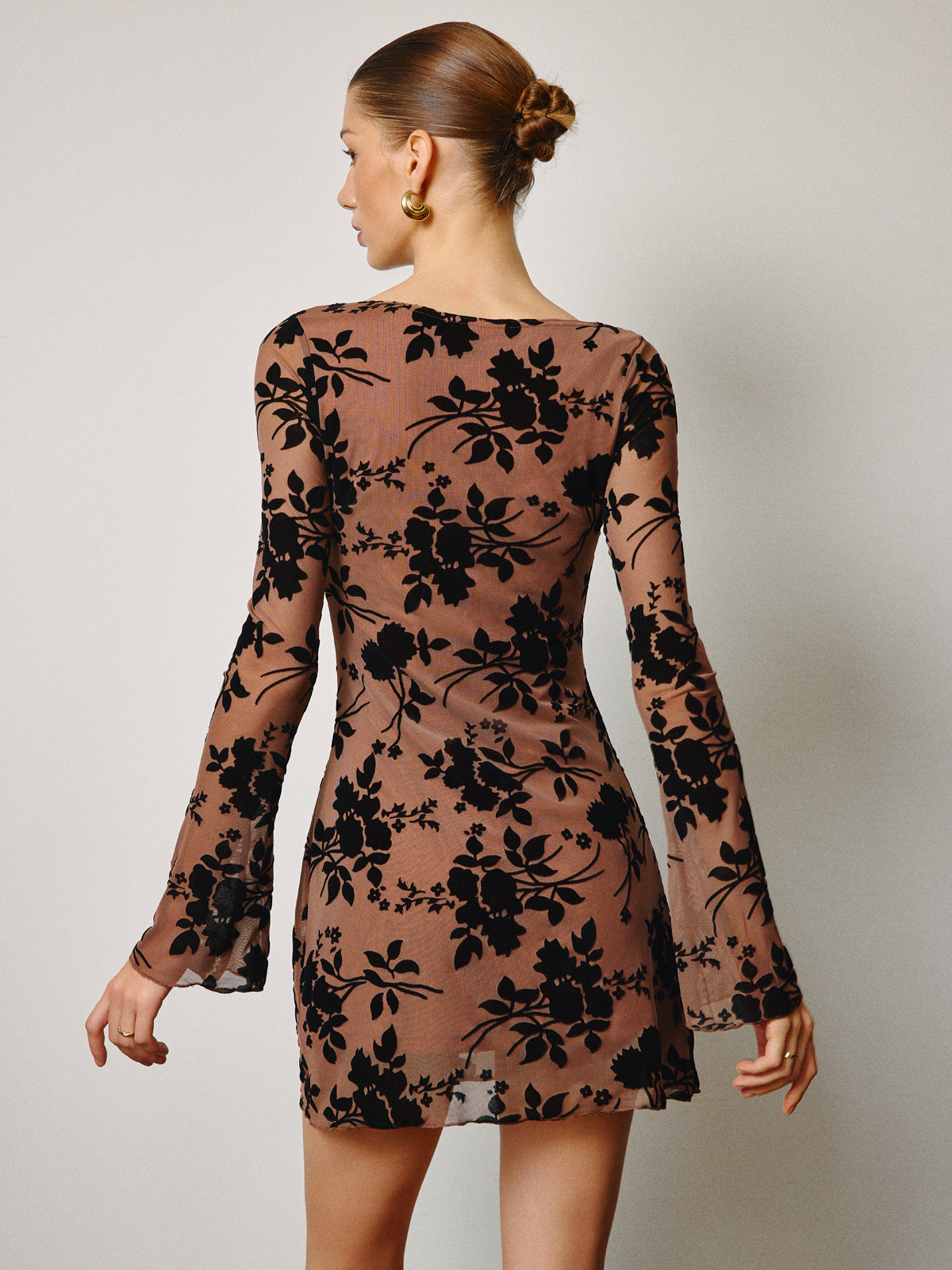 Halbtransparentes kurzes Kleid mit beflocktem Blumenmuster