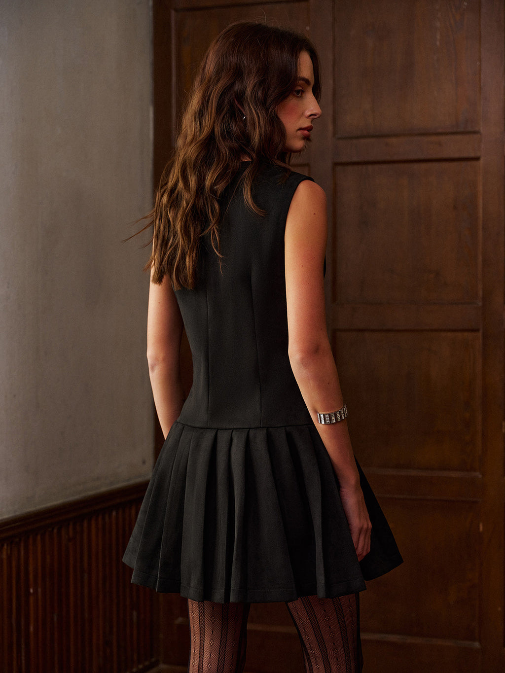 Kurzes Tanktop-Kleid mit V-Ausschnitt und Wildleder-Optik