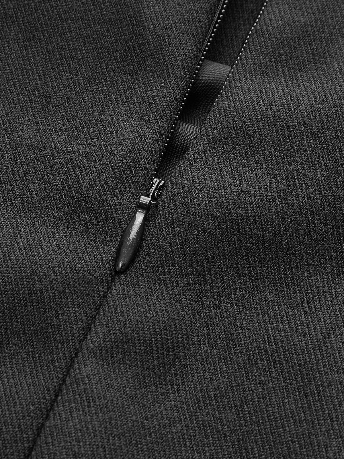 Asymmetrischer Faltenrock mit Reißverschluss 