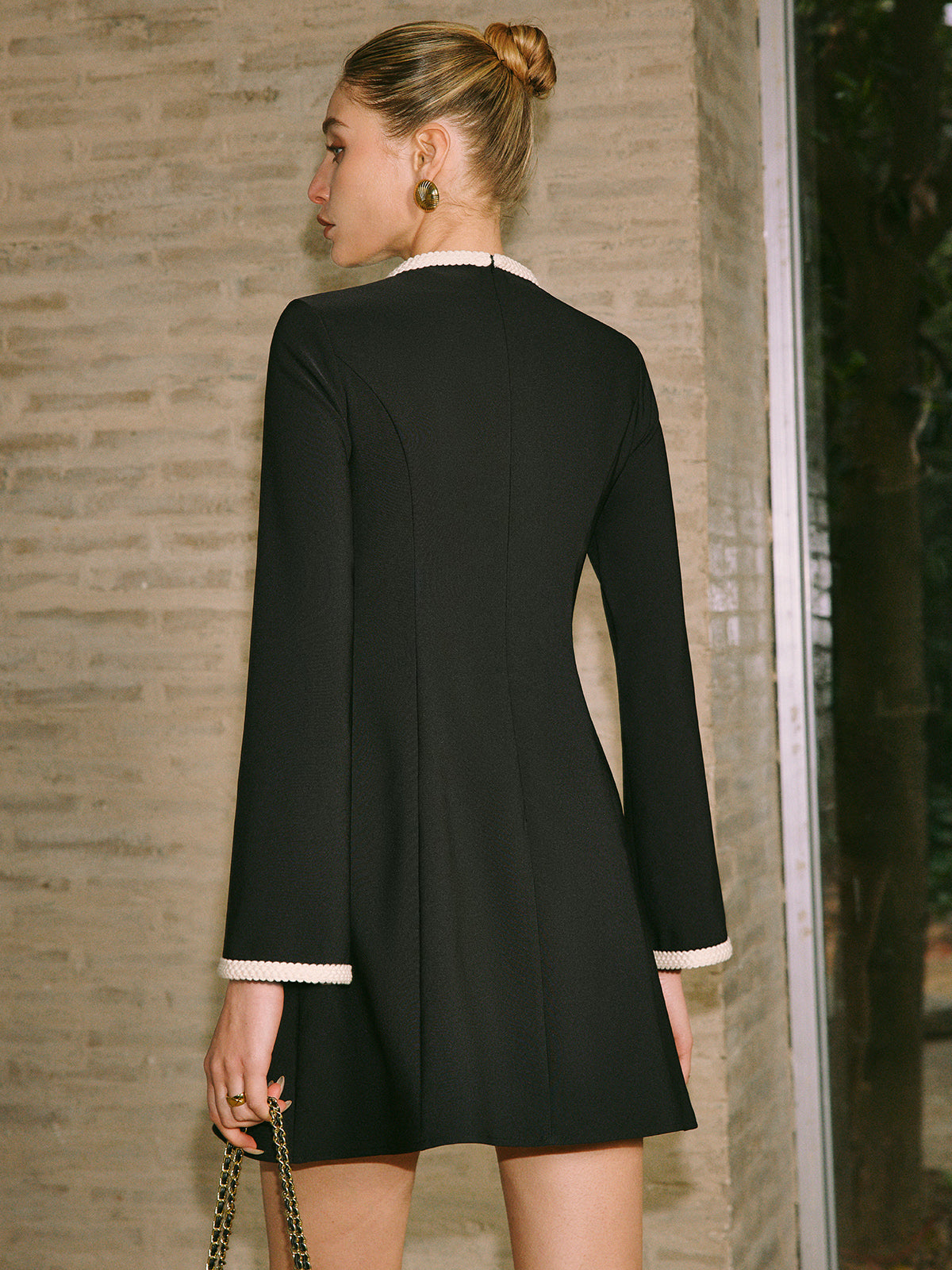 Kleid mit kontrastfarbenem Besatz, Glockenärmeln, Falten und Reißverschluss 