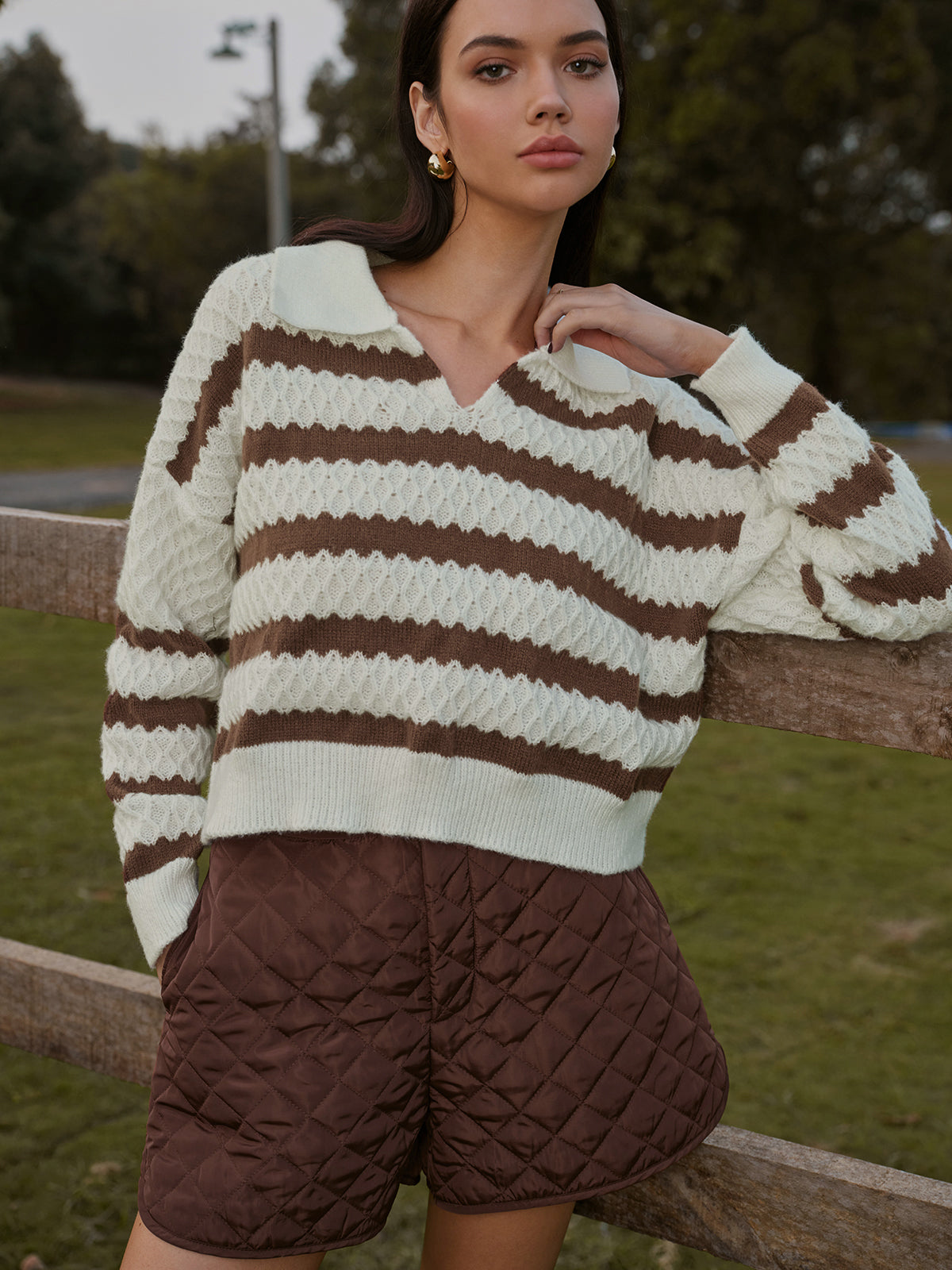 Zweifarbiger gestreifter kurzer Pullover mit Revers