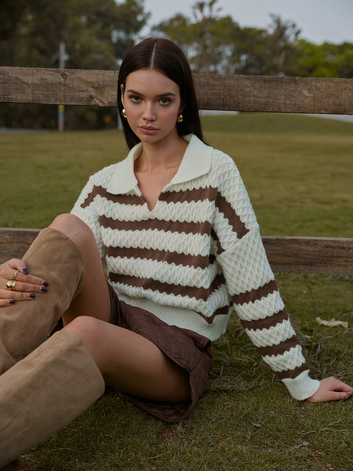 Zweifarbiger gestreifter kurzer Pullover mit Revers