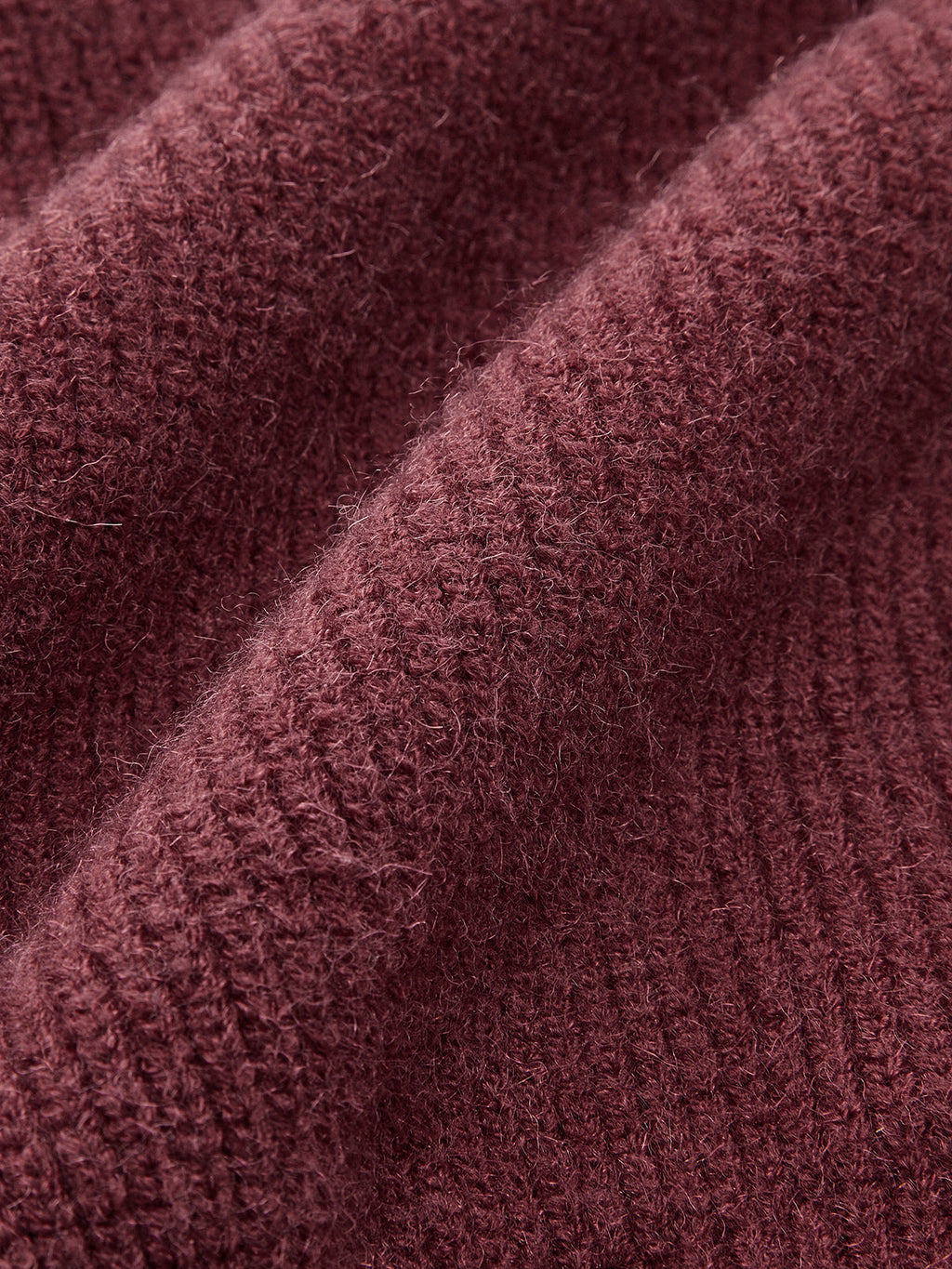 Pull cintré à nœud contrastant