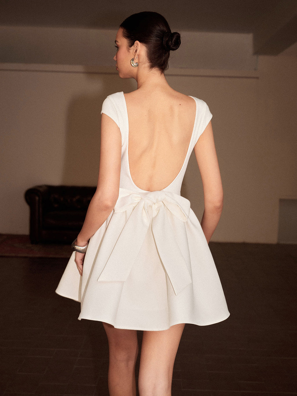 Trägerloses Faltenkleid mit Schleife