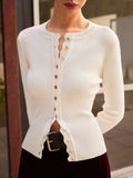 Cardigan mit Wellensaum und Metallknöpfen