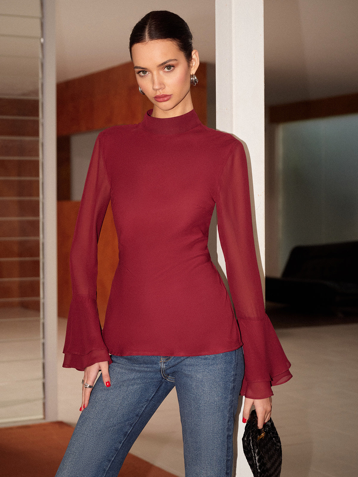 Chemise en mousseline de soie à col montant et dos nu avec nœud