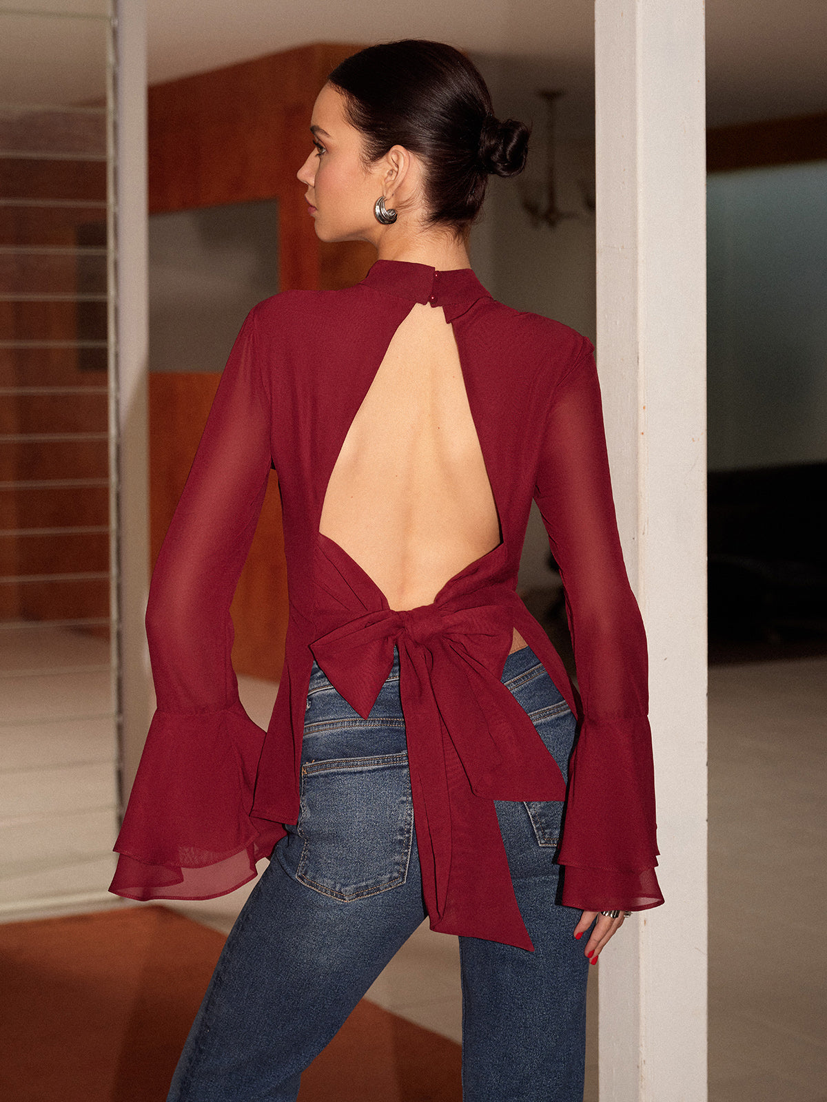 Chemise en mousseline de soie à col montant et dos nu avec nœud