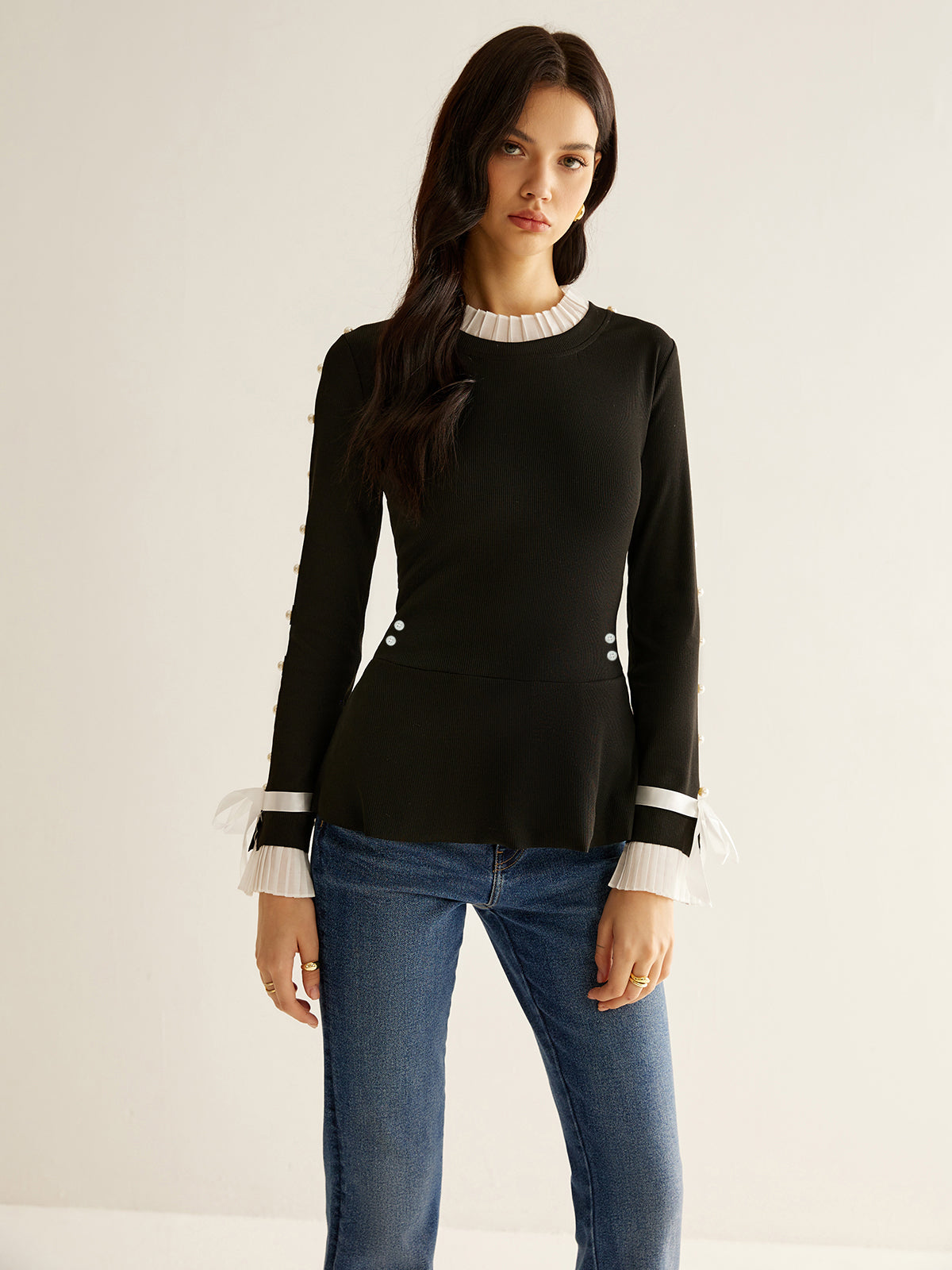 Blouse plissée à empiècements ornés de perles 