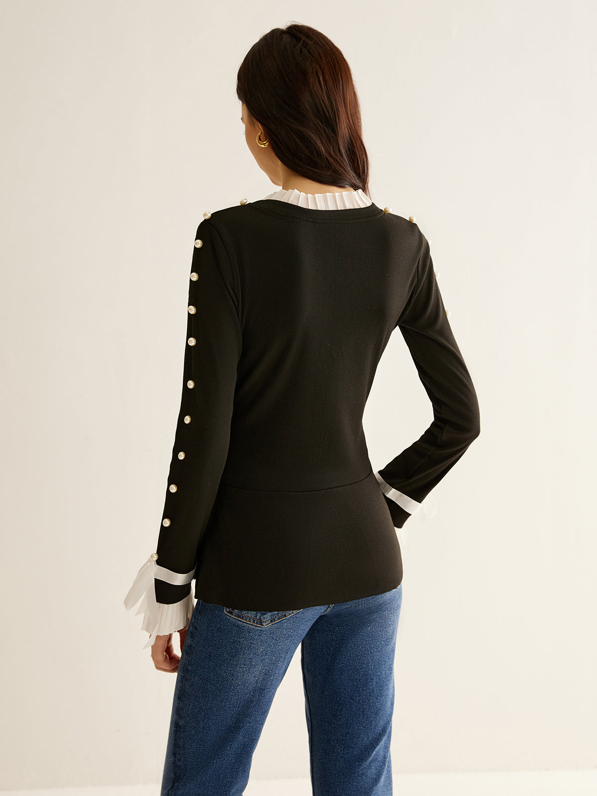 Blouse plissée à empiècements ornés de perles 