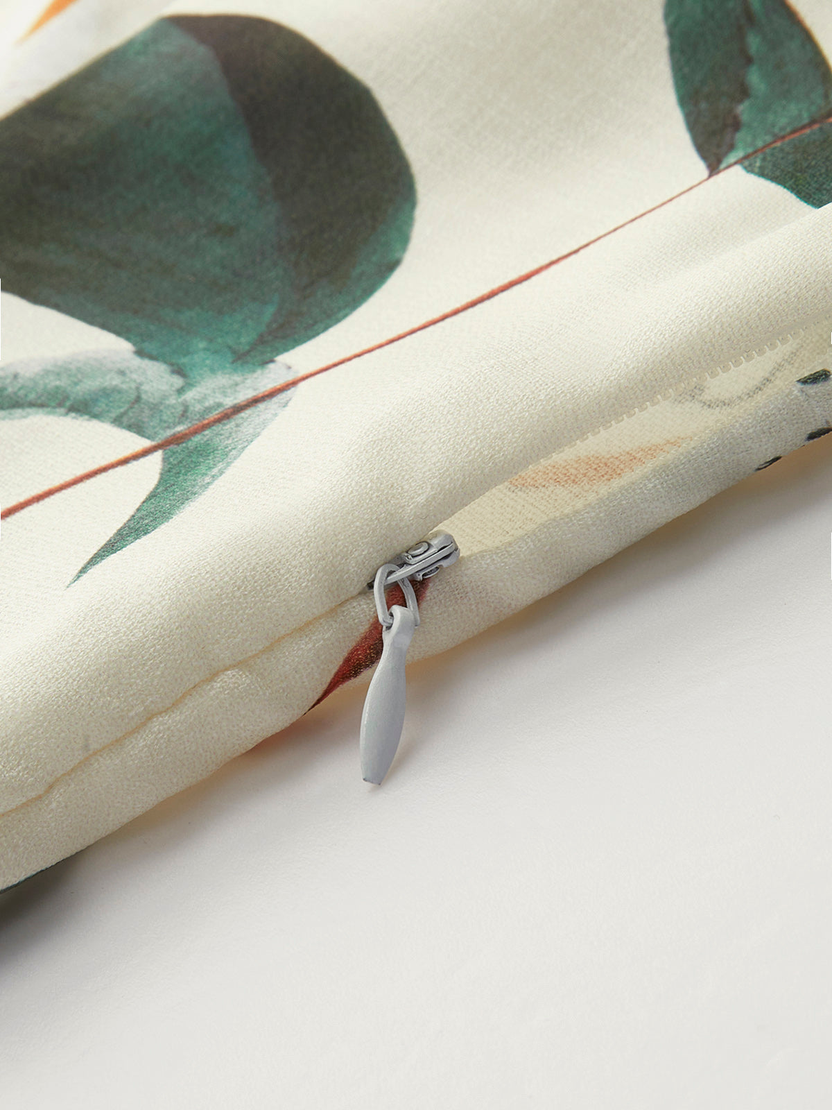 Kleid mit eckigem Ausschnitt, Blumenmuster und Reißverschluss 