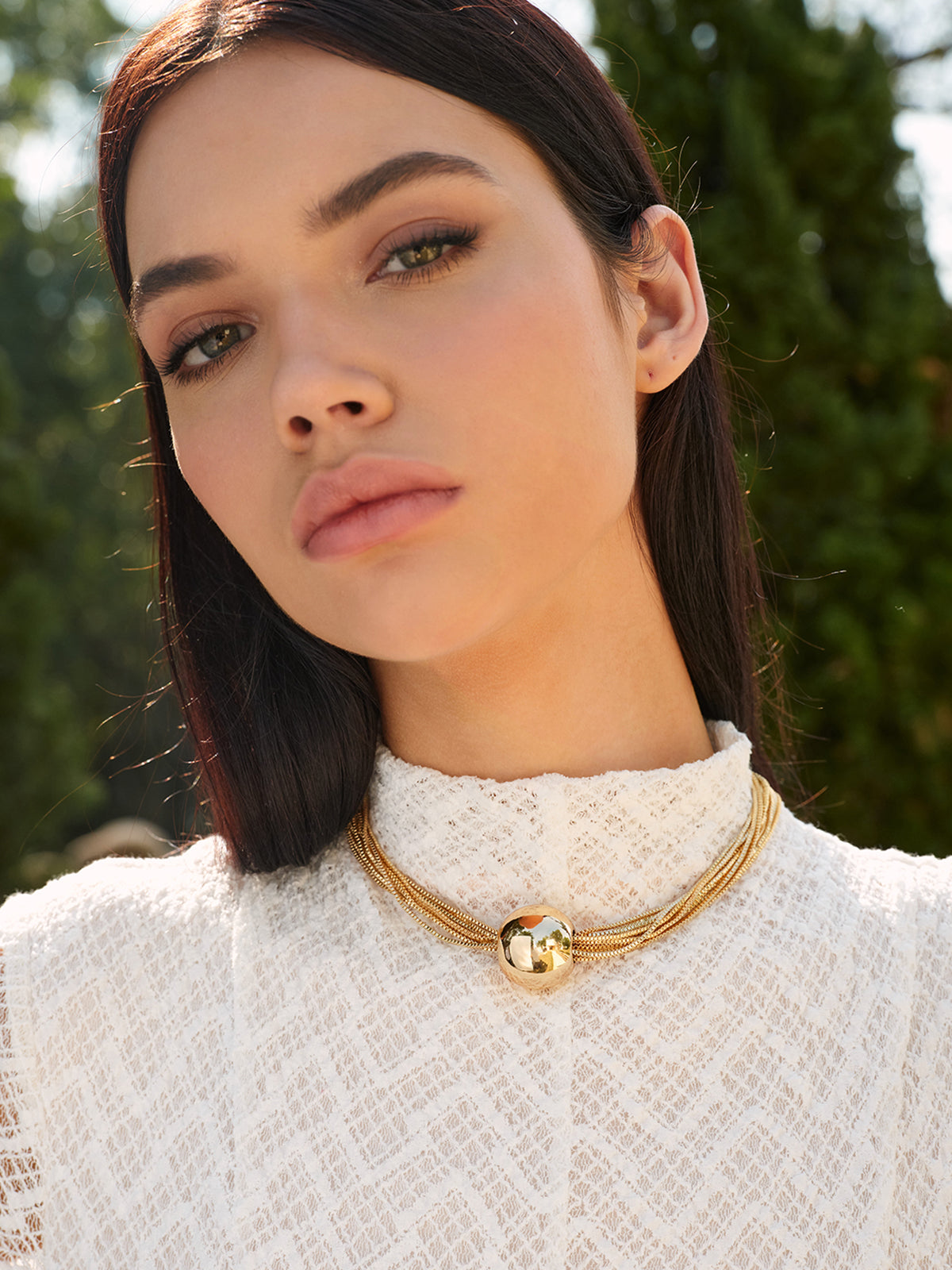 Collier ras du cou à plusieurs chaînes et perles brillantes 