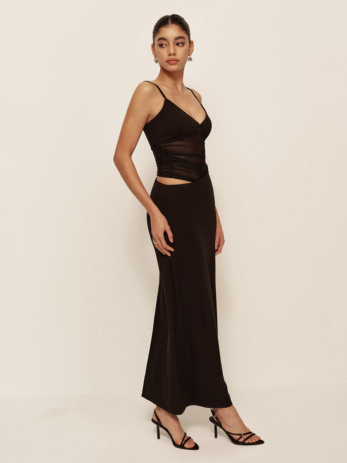 Robe asymétrique semi-transparente à décolleté en V plongeant et froncée 