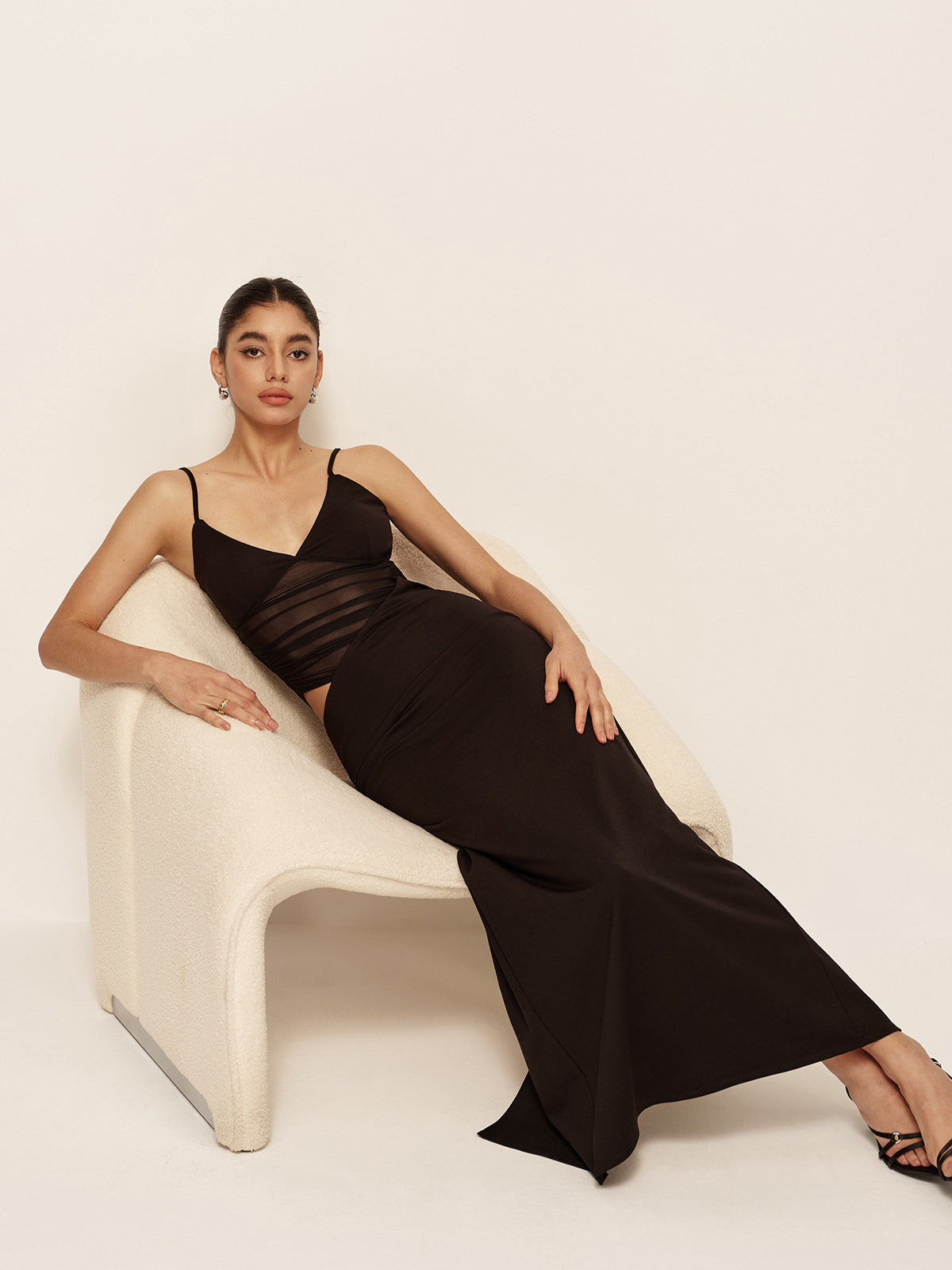 Robe asymétrique semi-transparente à décolleté en V plongeant et froncée 