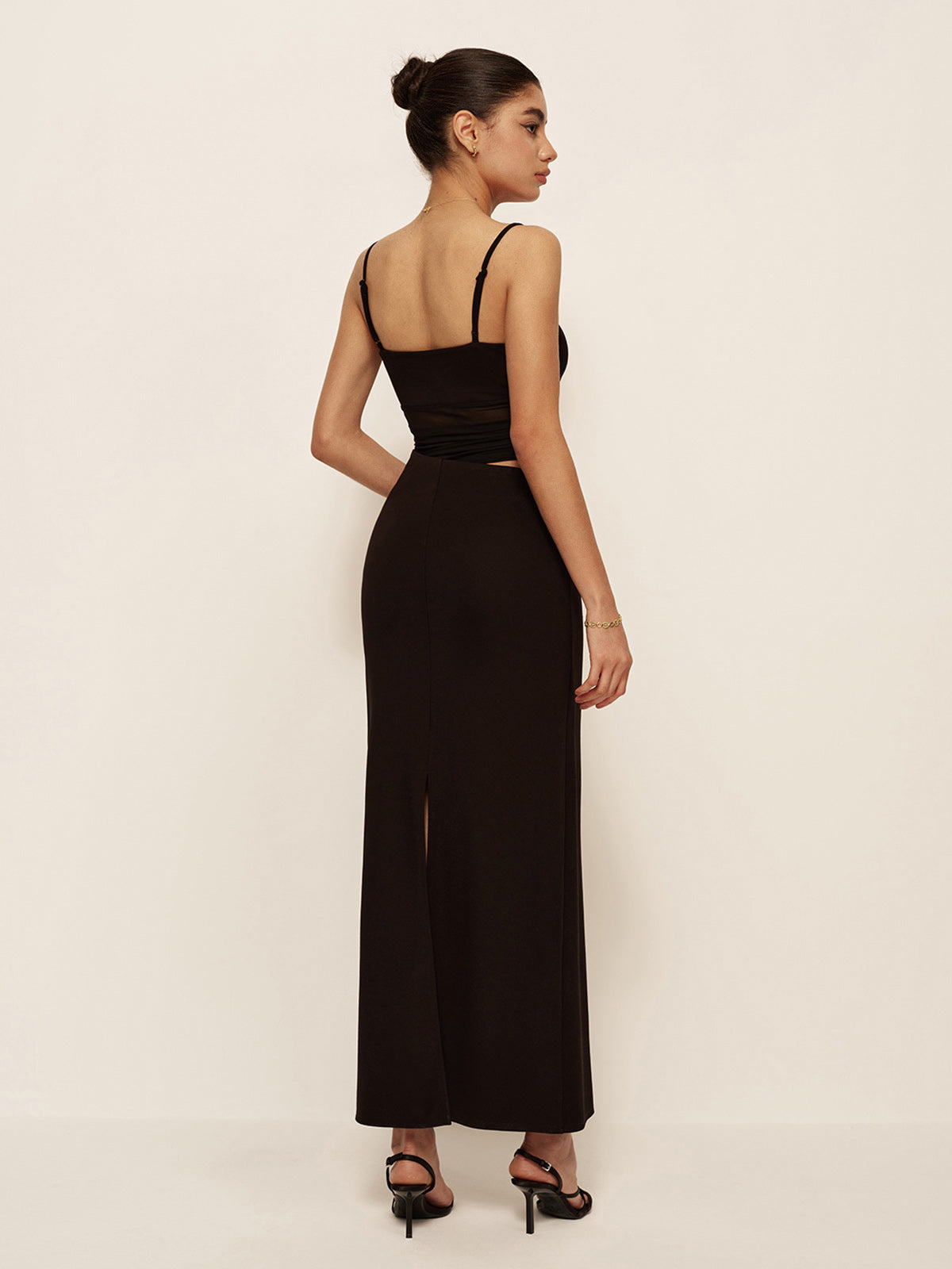 Robe asymétrique semi-transparente à décolleté en V plongeant et froncée 