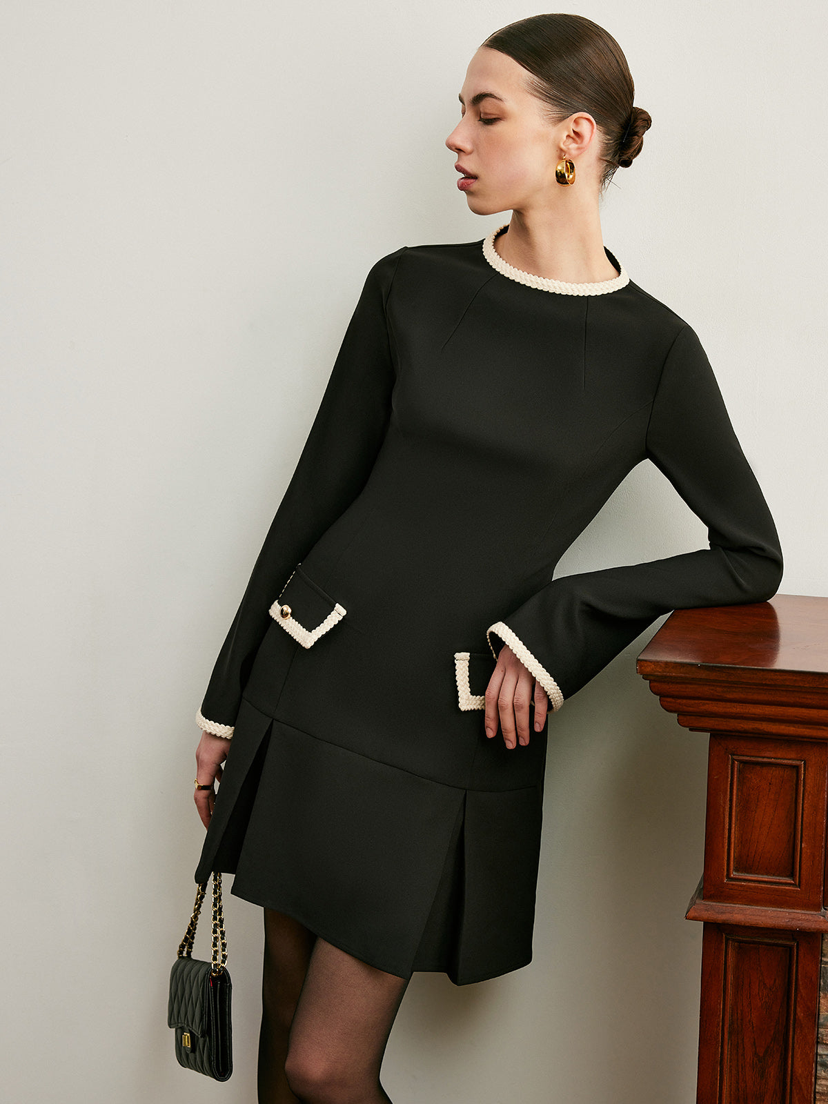 Kleid mit Kontrastbesatz, Glockenärmeln, Falten und Reißverschluss