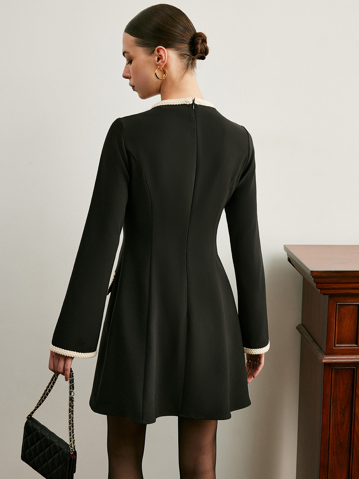 Kleid mit Kontrastbesatz, Glockenärmeln, Falten und Reißverschluss