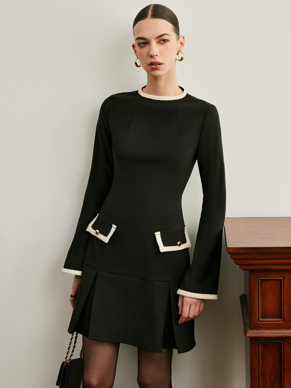 Kleid mit Kontrastbesatz, Glockenärmeln, Falten und Reißverschluss
