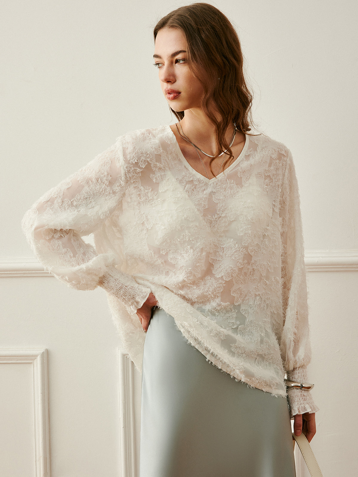 Chemisier brodé semi-transparent à manches lanternes et col en V