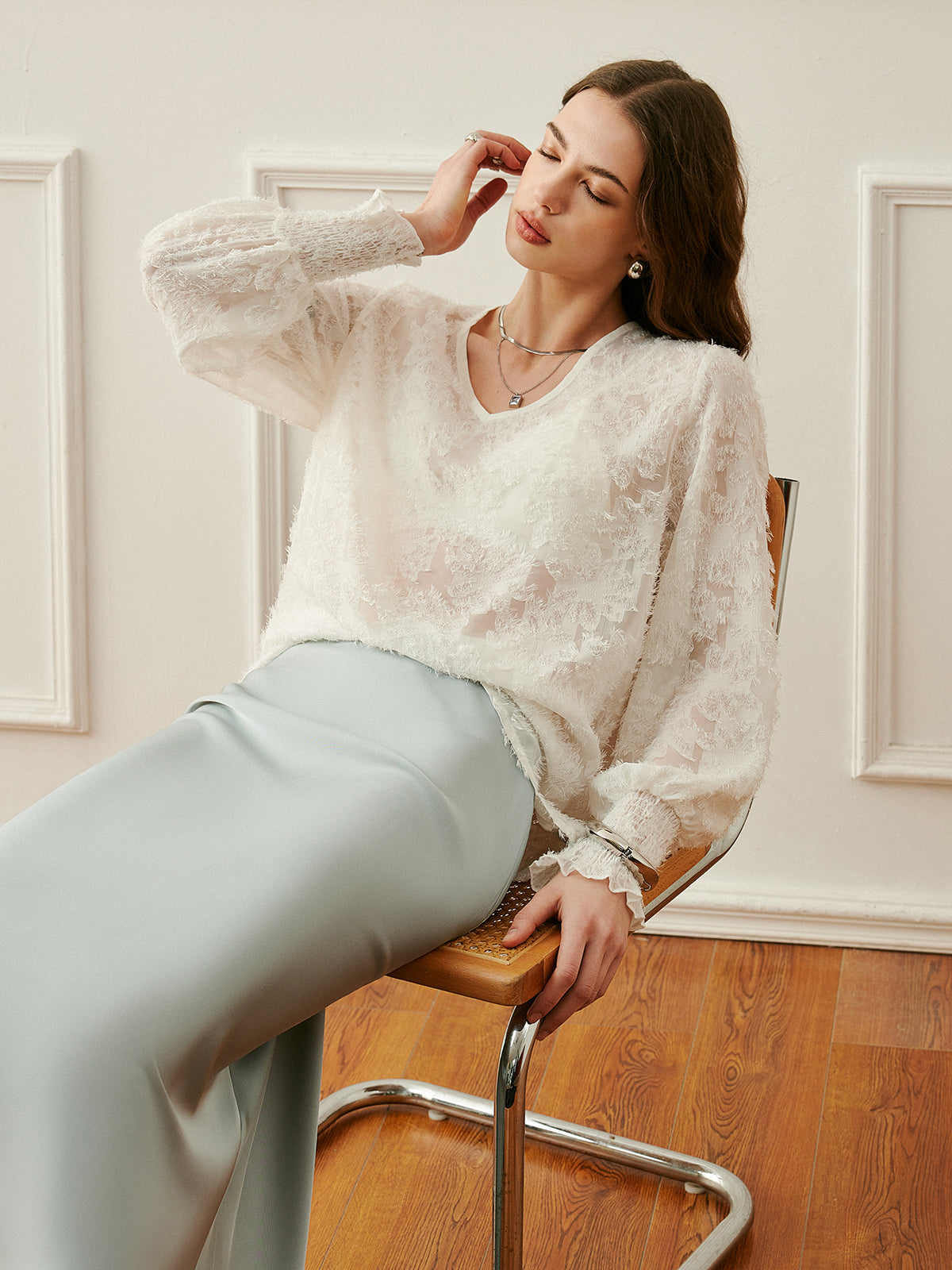 Haut brodé semi-transparent à col en V et manches lanternes 