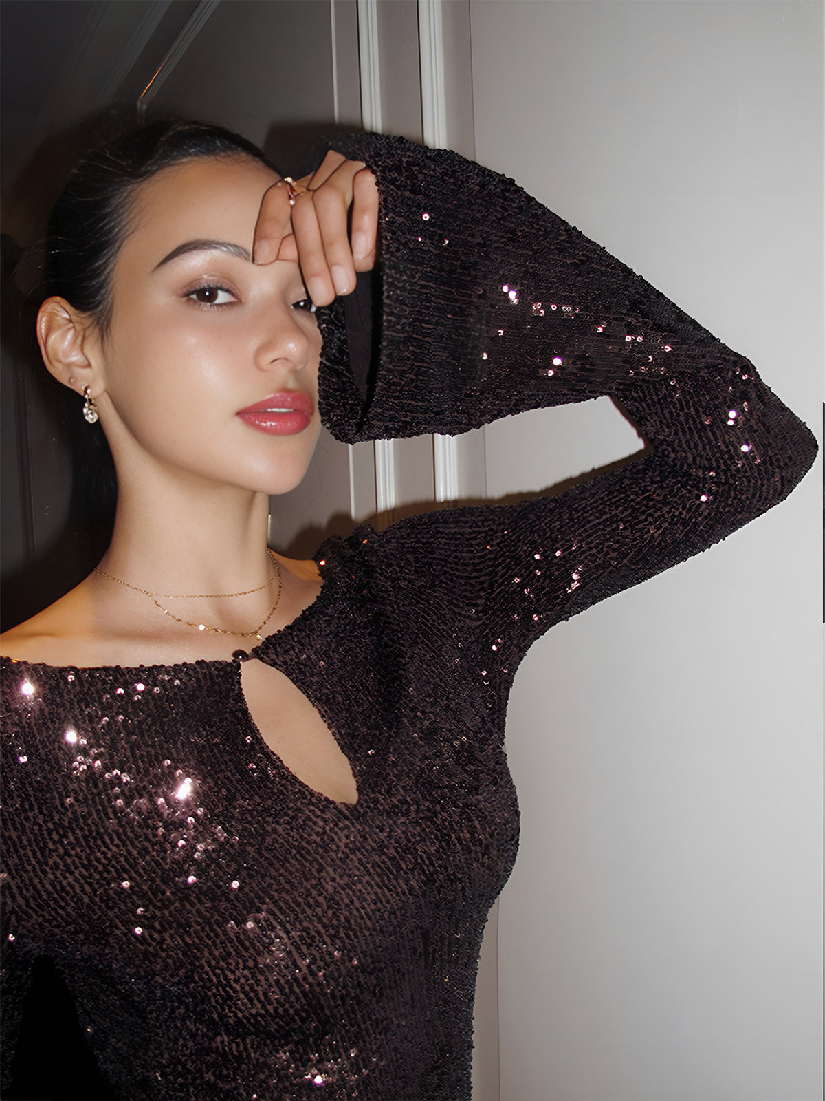 Robe à sequins avec décolleté en trou de serrure et manches cloche 