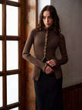 Strickjacke mit Wellensaum, Metallknöpfen und Schlitz