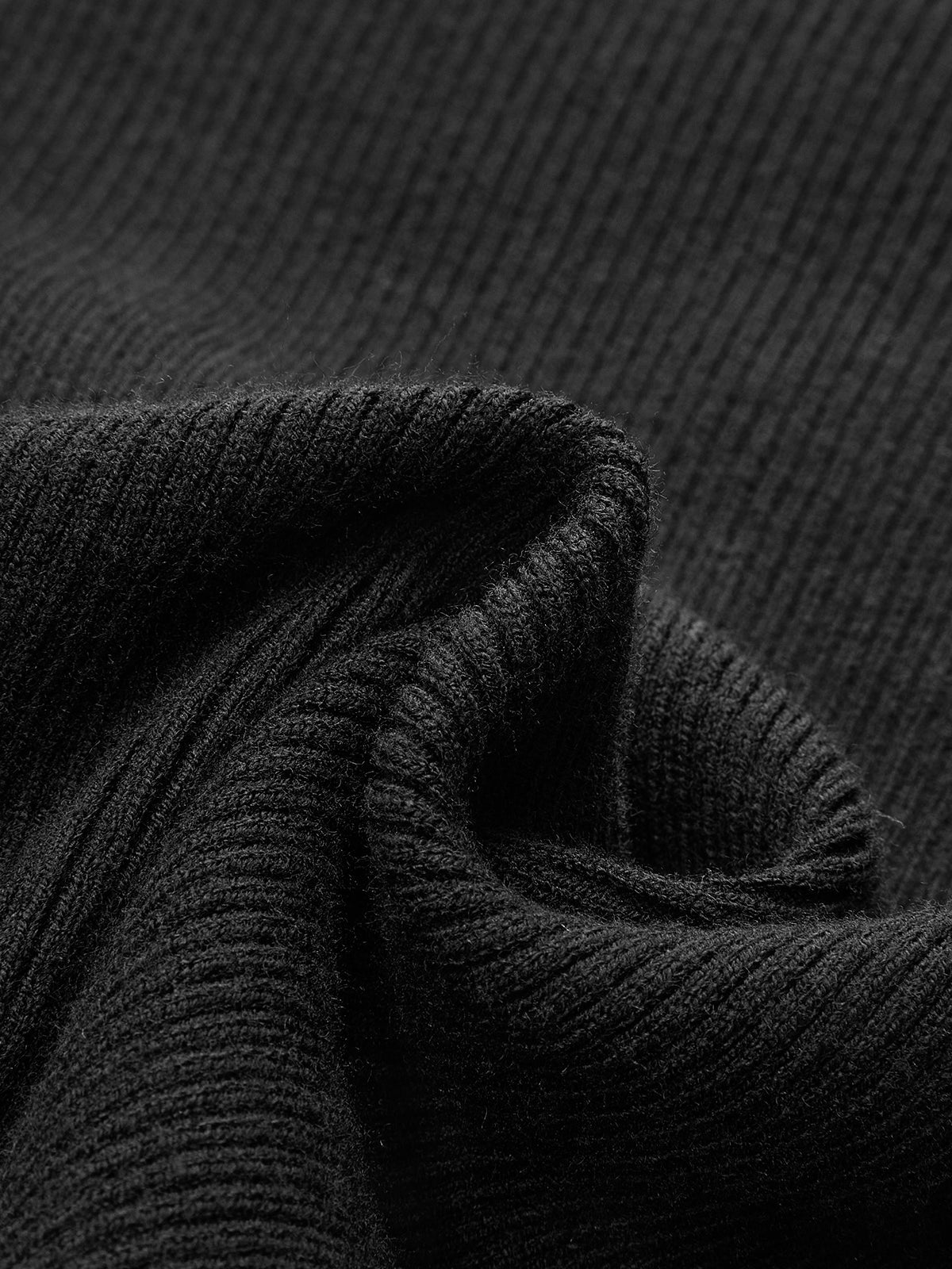 Pull moulant polyvalent à col montant 