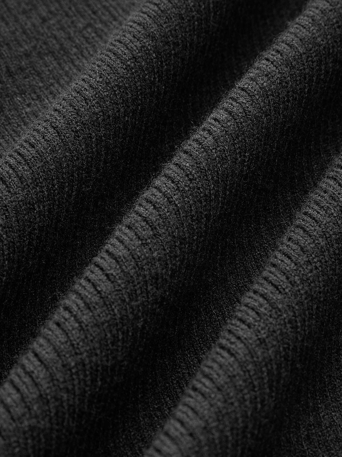 Pull moulant polyvalent à col montant 