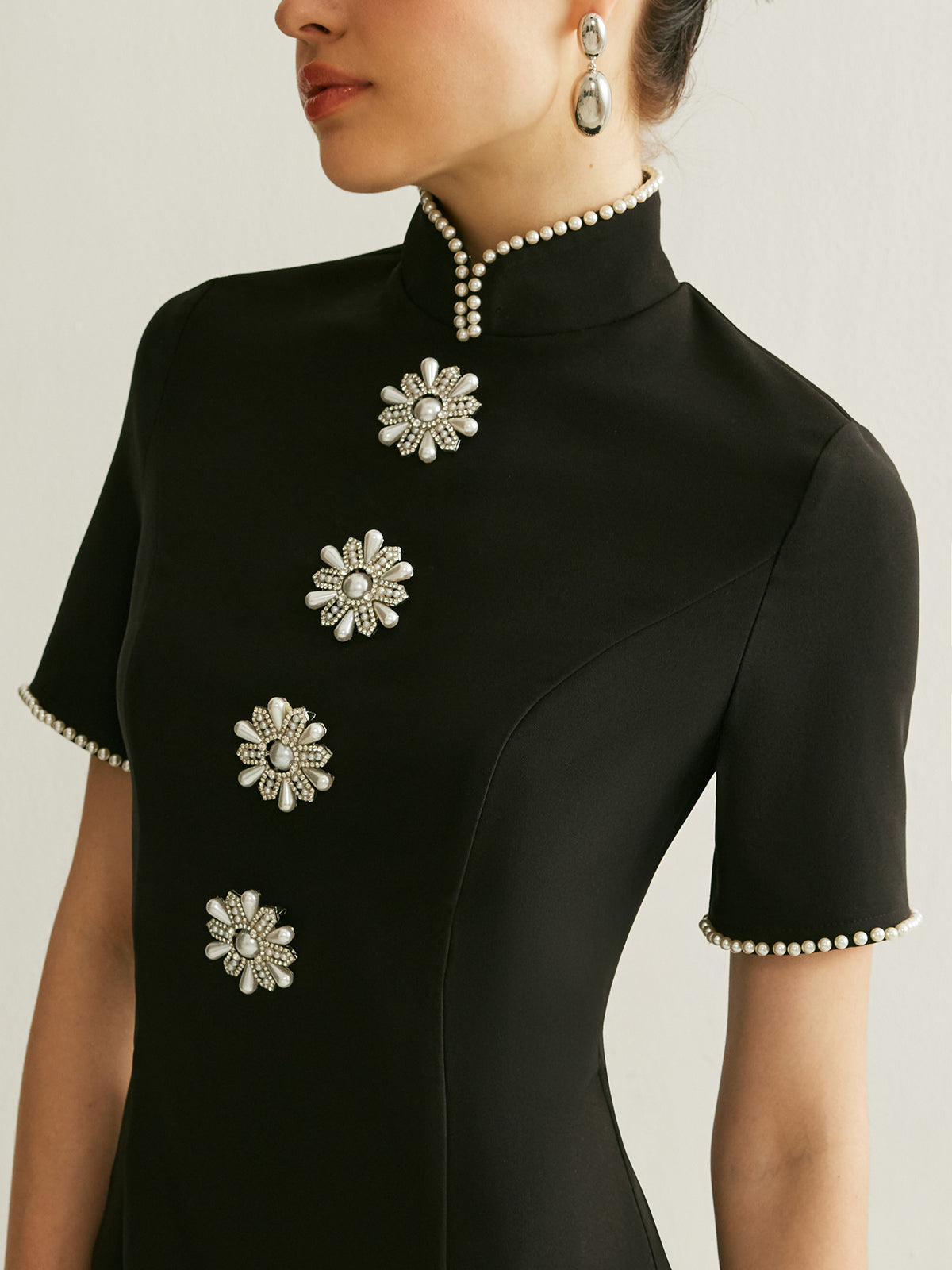 Robe à col montant et bordure de perles