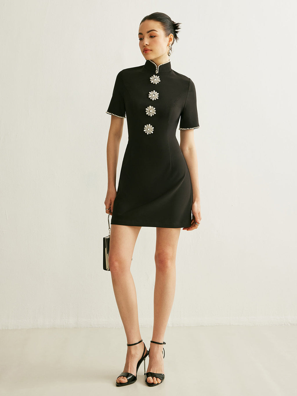 Kleid mit Stehkragen und Perlenbesatz