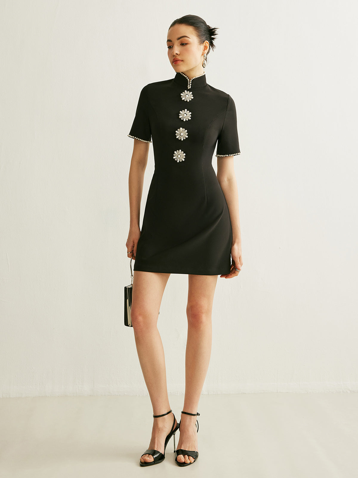 Kleid mit Stehkragen und Perlenbesatz