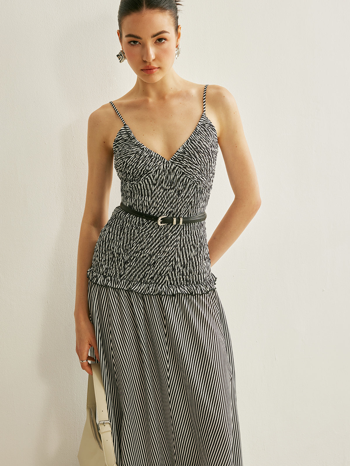 Robe plissée sans manches à col en V froncé 