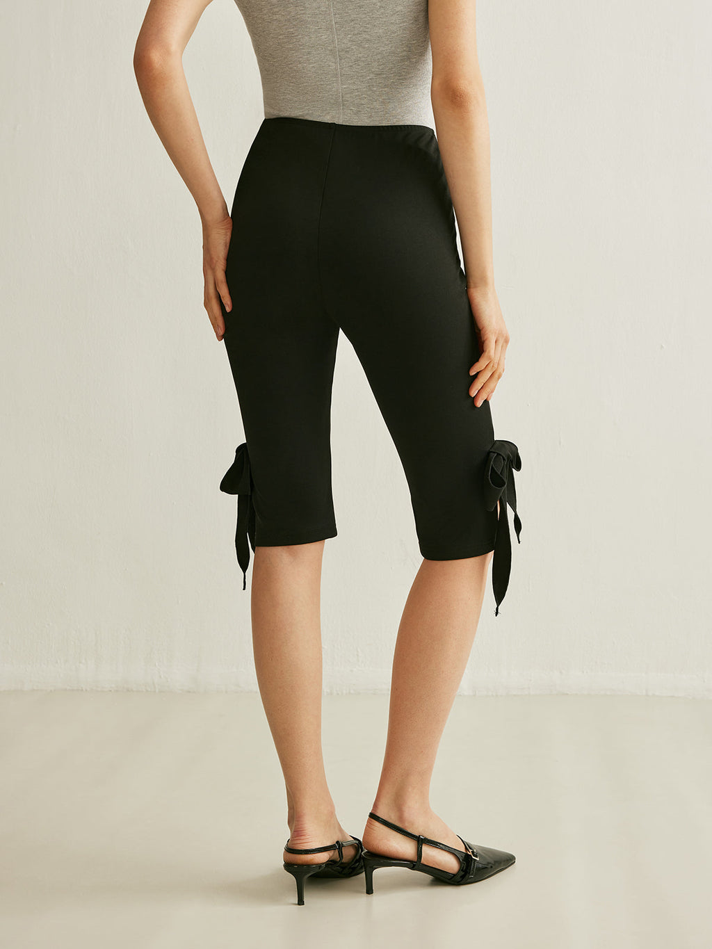 High-Waist-Caprihose mit Schleifendetail