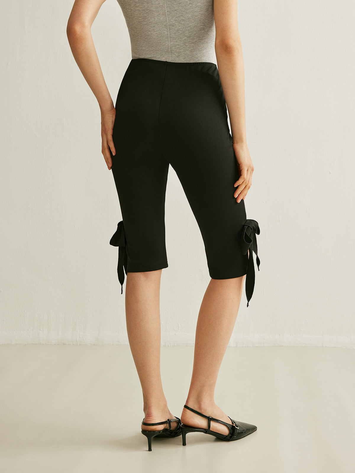 High-Waist-Caprihose mit Schleifendetail