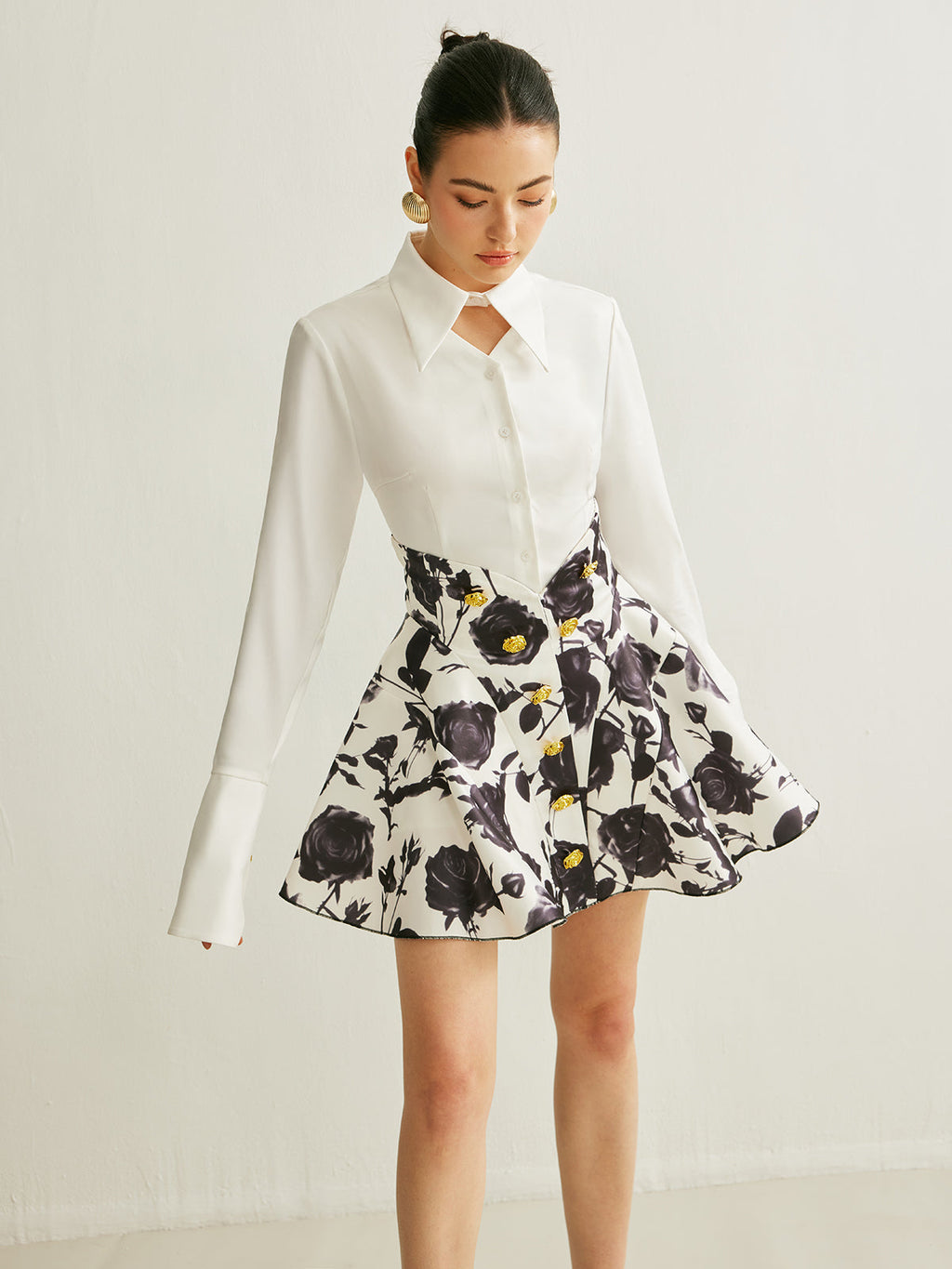 Rock mit Blumenmuster und Knopfdetails