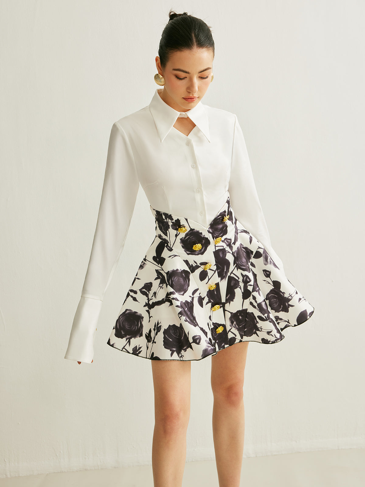Rock mit Blumenmuster und Knopfdetails