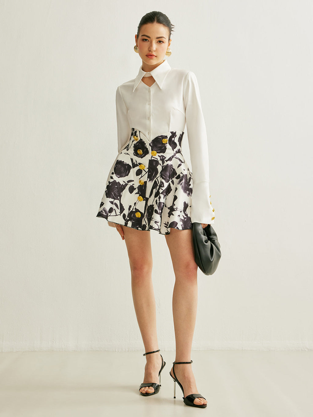 Rock mit Blumenmuster und Knopfdetails