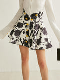 Rock mit Blumenmuster und Knopfdetails