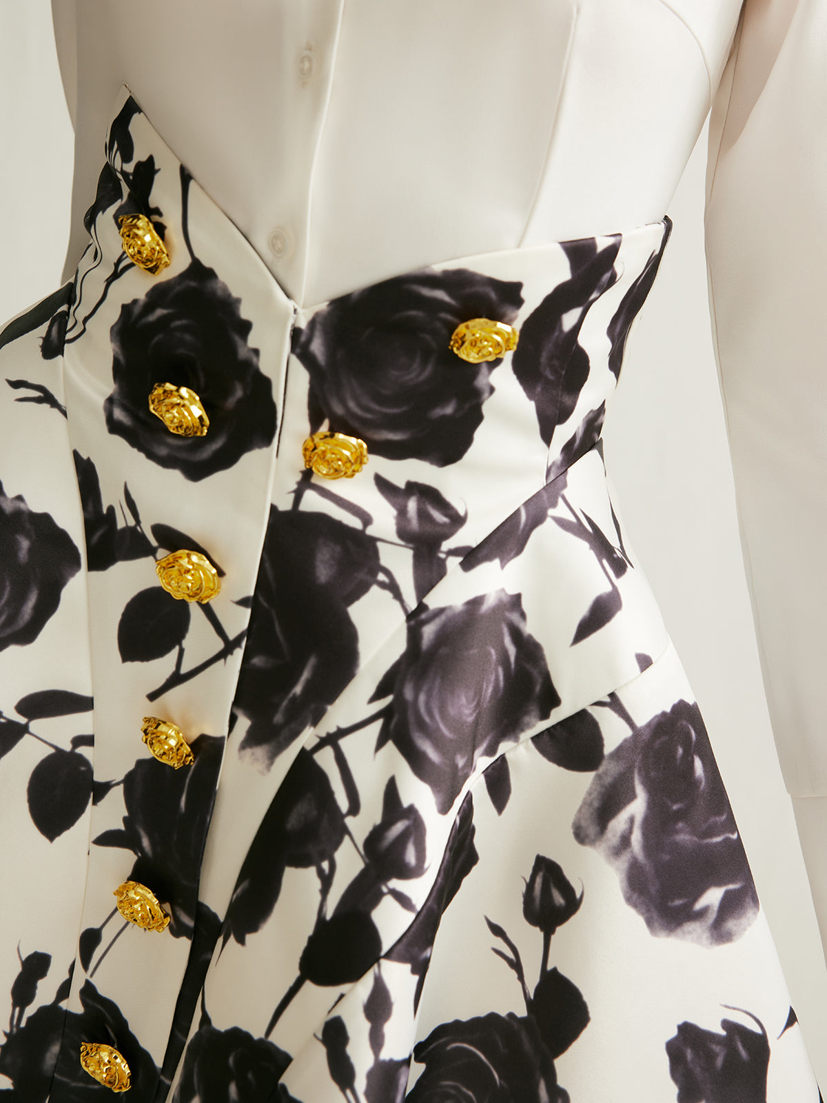 Rock mit Blumenmuster und Knopfdetails
