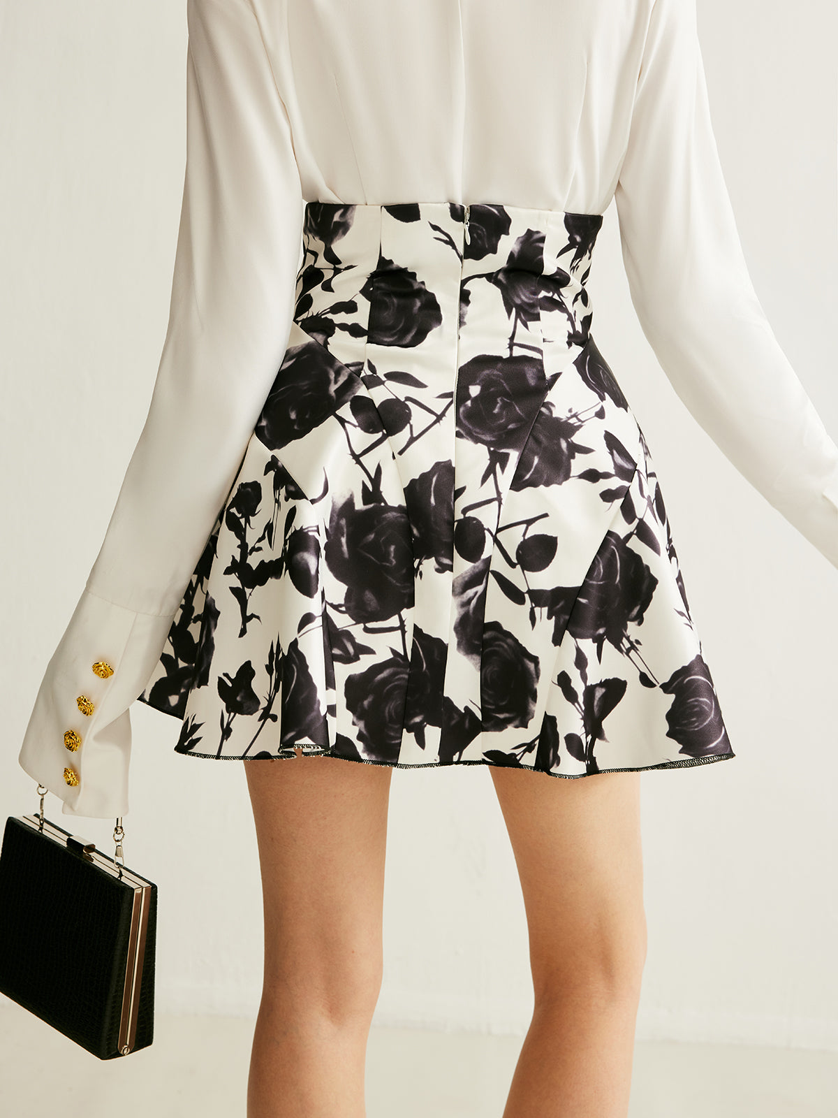 Rock mit Blumenmuster und Knopfdetails