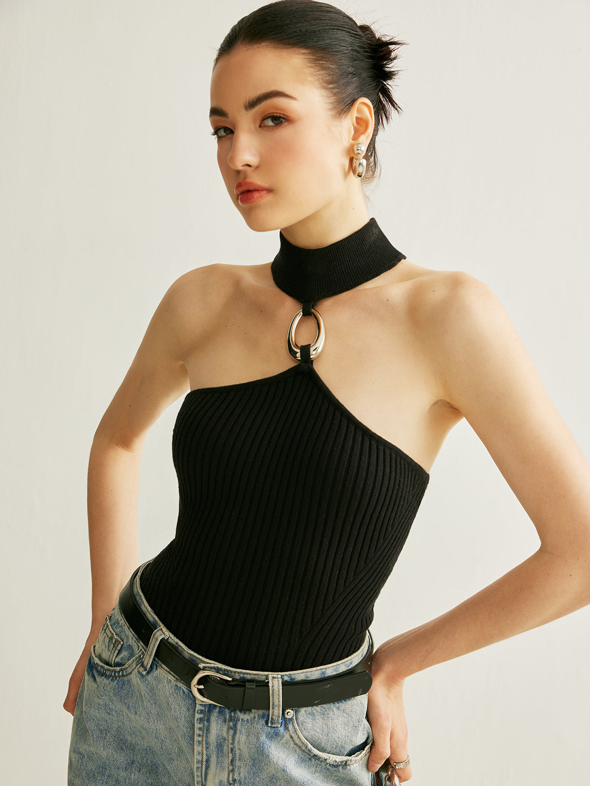 Geripptes Neckholder-Top mit Ringdetail