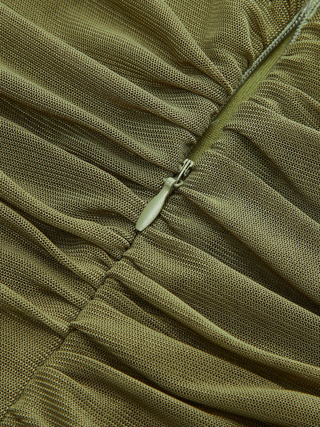 Gerüschtes Kleid mit asymmetrischem Saum aus Mesh